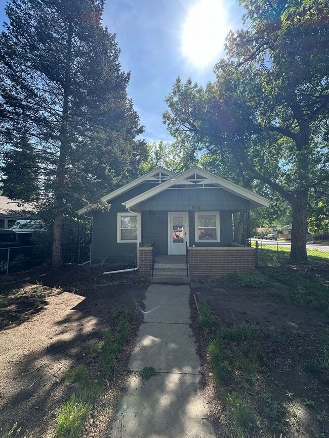 Building Photo - $1919 | 2BR/1BA | Cute Dog Friendly Home near Patty Jewett Golf Course