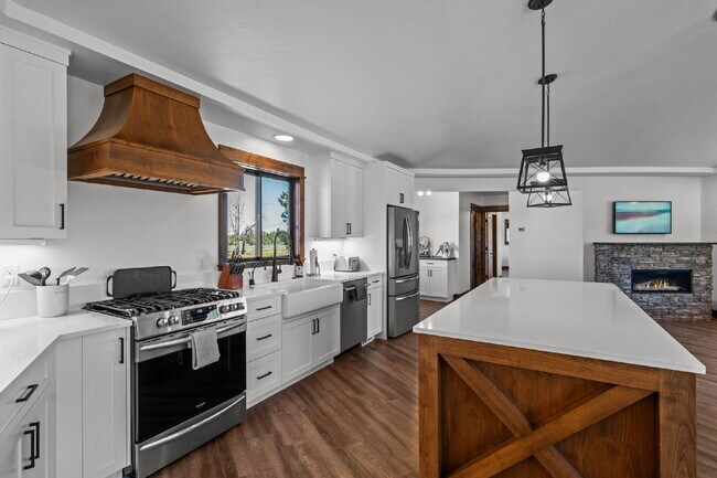 Photo - Luxury Home for Rent – Expansive Acreage, ...