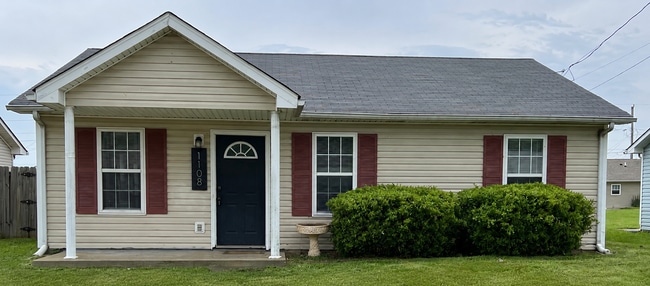 3 Bed Home with a Large Fenced in Back Yard - 3 Bed Home with a Large Fenced in Back Yard