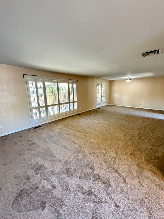 Photo - 550 Carlson Dr