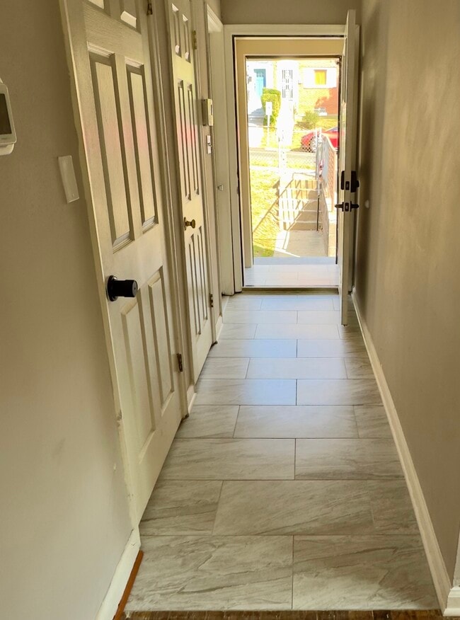 Pasillo/Entrada - Vista 2 - 5422 67th Ave