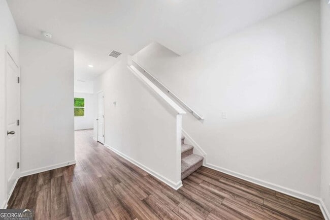 Photo - 102 Saginaw Ct