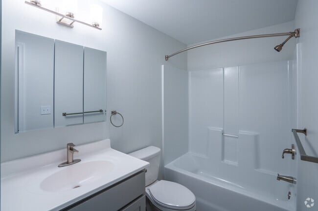 2BR, 2BA - 889SF - Primary Bathroom