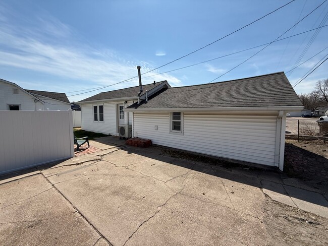 Building Photo - 710.5 W 8th St