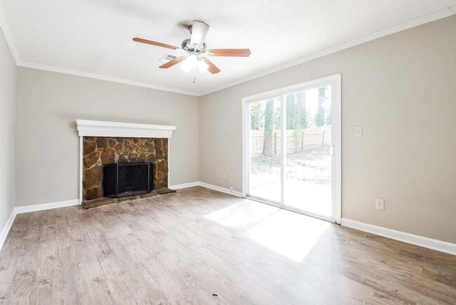 Photo - 645 Barrington Way