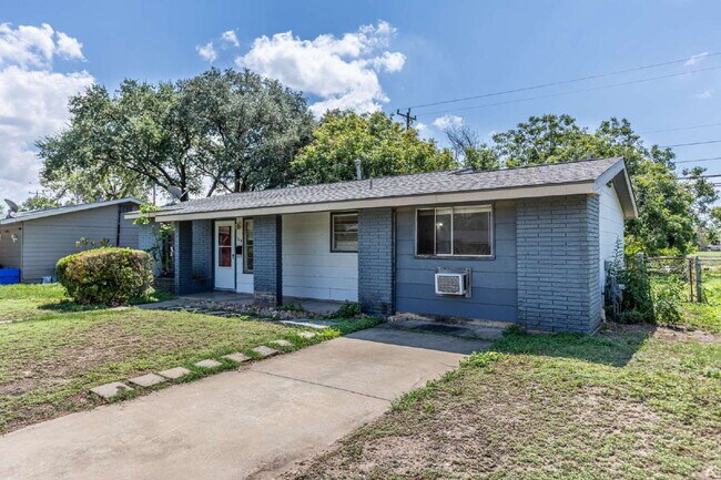 Photo - 214 Antrim Dr