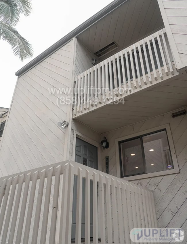 Building Photo - Spacious Townhome Just Minutes from the Be...