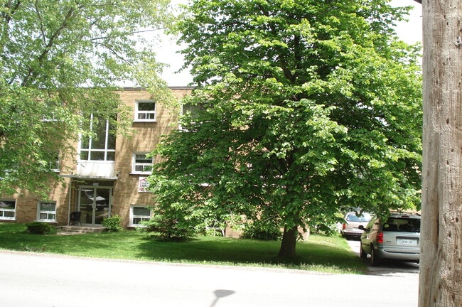 Building Photo - Newly renovated , large bright Unit 4