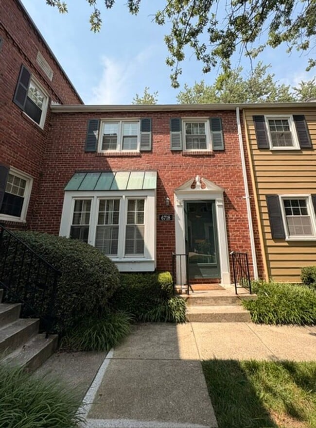 Building Photo - Fabulous Sun Splashed 3 BR, 2.5 BA Townhome in Kenwood Forest!