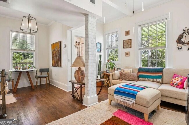 Photo - 737 Barnett St NE