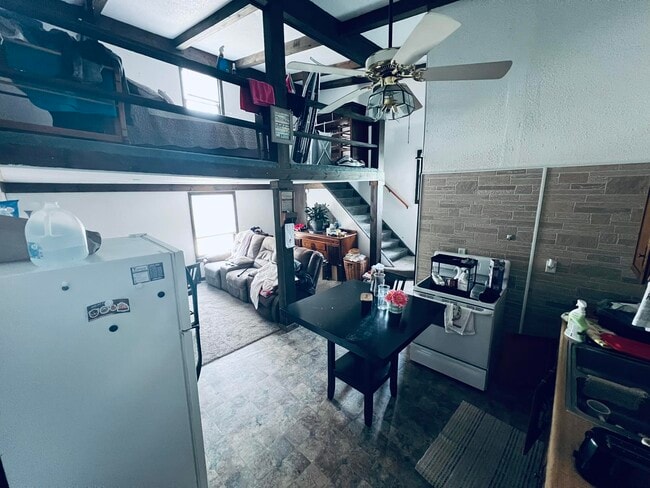 Building Photo - Dunkerton Unit 212 A