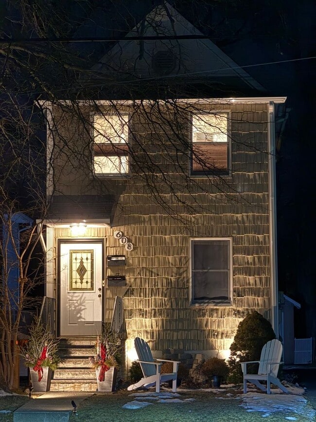 Building Photo - 608 W Broad St