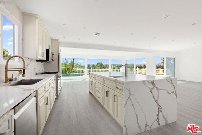 Photo - 7124 Gateshead Way