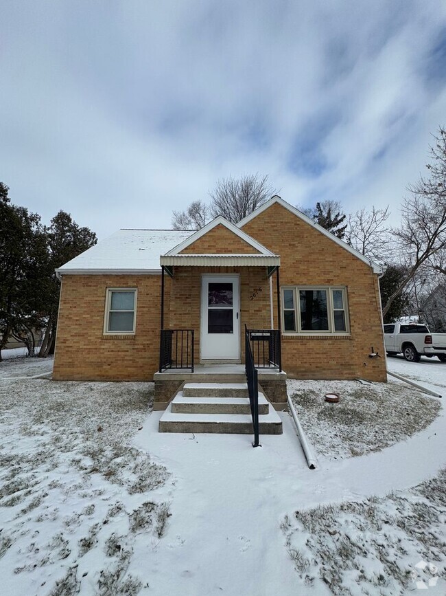 Building Photo - 3 Bedroom Home w/ 2 Car Garage