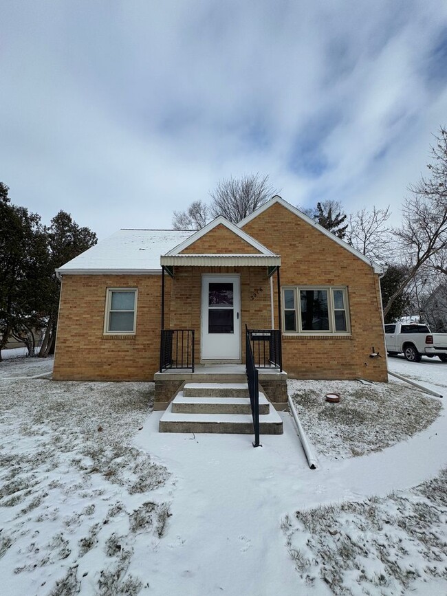 3 Bedroom Home w/ 2 Car Garage - 3 Bedroom Home w/ 2 Car Garage