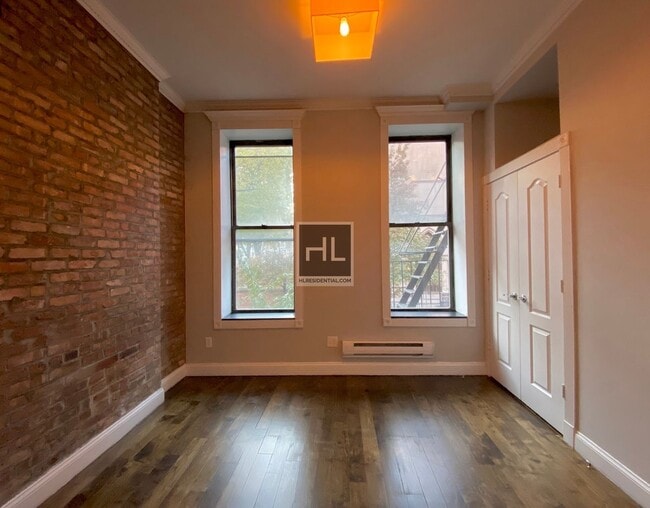 Building Photo - MOTT ST.