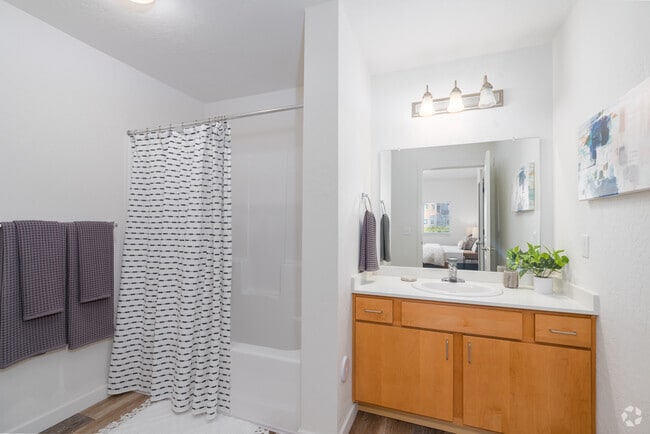 2BR, 2BA - 1065SF - Bathroom