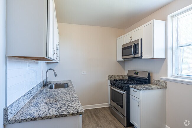 2BR, 1BA - 965SF - Kitchen