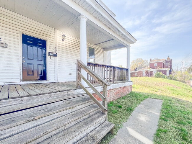 Photo - 608 Halifax St