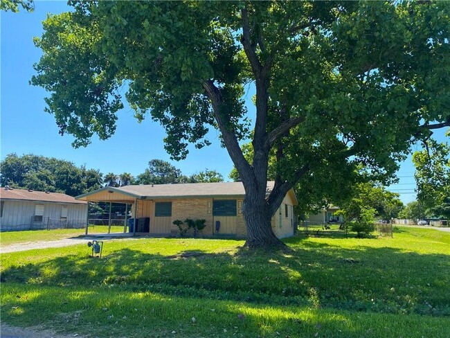 Photo - 1233 Baywood Ln