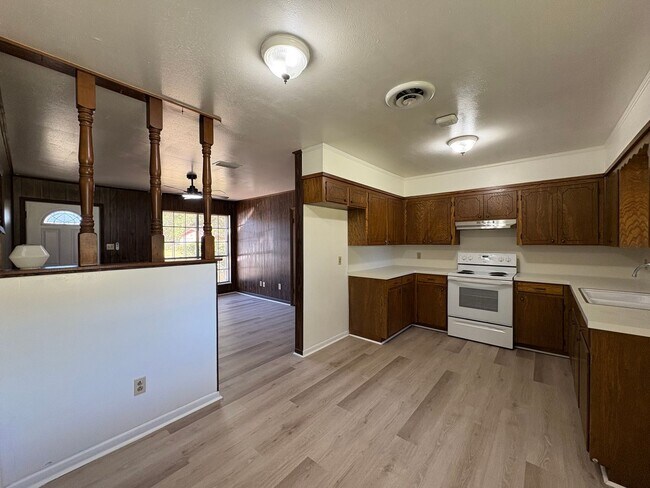 Photo - Gorgeous 4 bedroom/1.5 bath house with Cen...