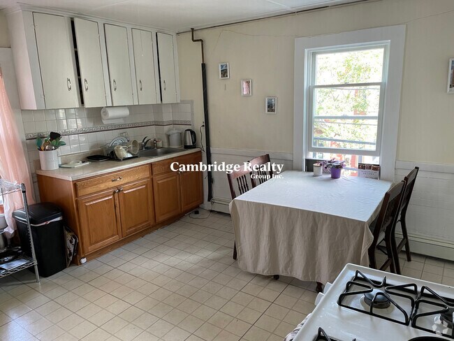 Building Photo - 113 Pleasant St Unit 02A Rental