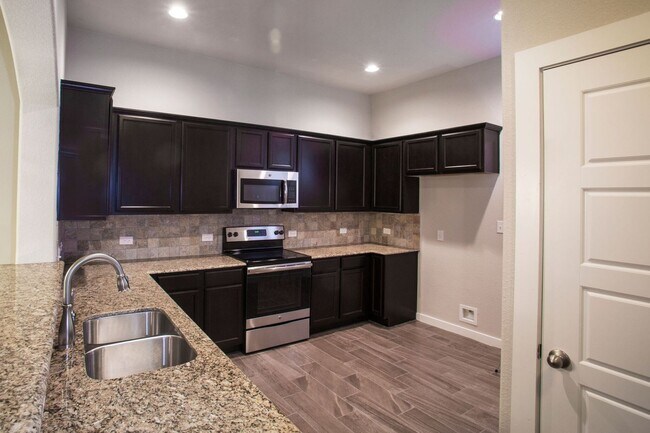 Photo - Beautiful 3 Bedroom Luxury Townhome, Kyle,...