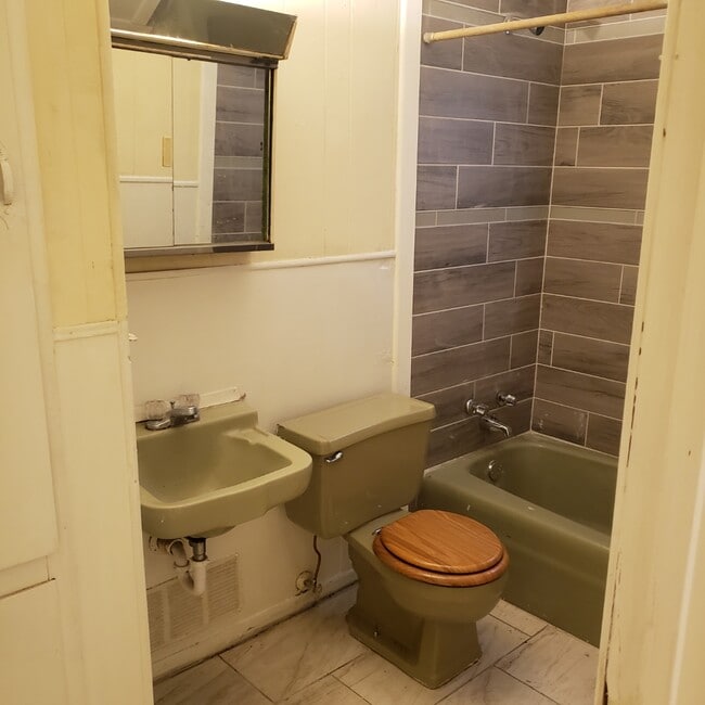 Photo - 809 W 4th St Unit A