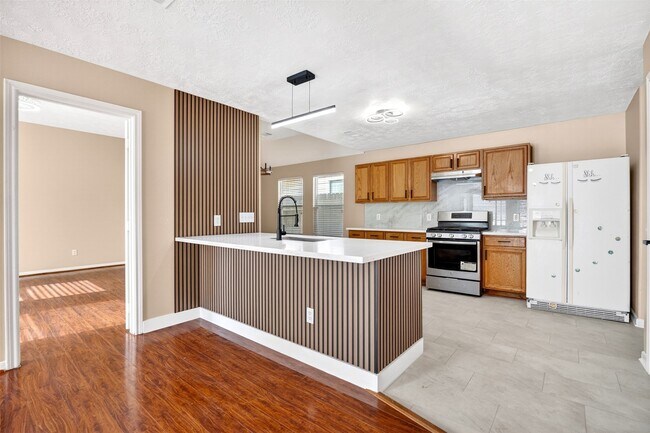 Photo - 15014 Middle Oaks Blvd