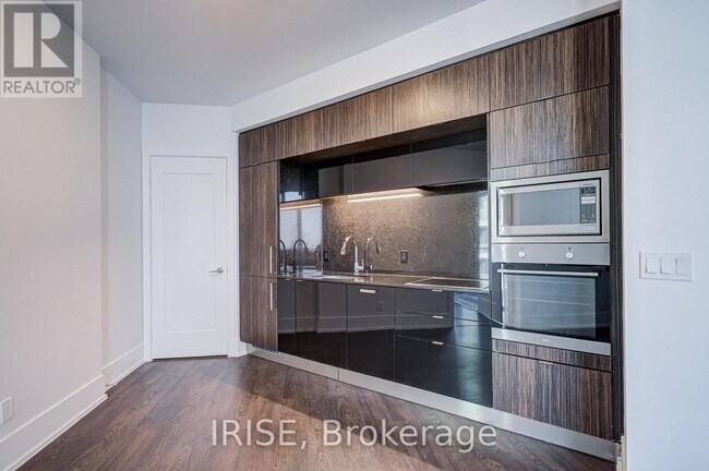 Photo - 1 Edgewater Dr Unit PH13