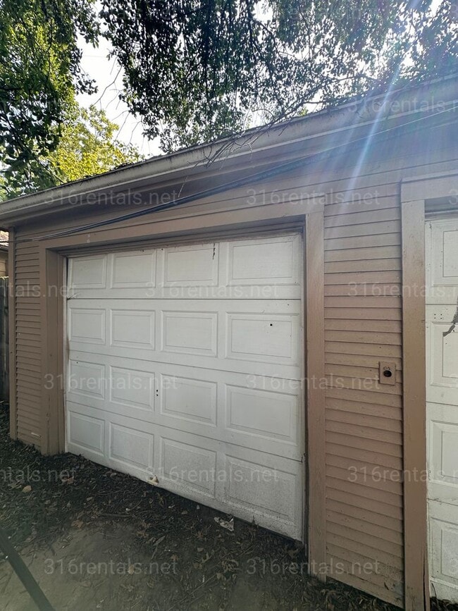 Building Photo - $725 - 2 bed 1 bath - Duplex *COMING SOON* Unit 916 N Dellrose