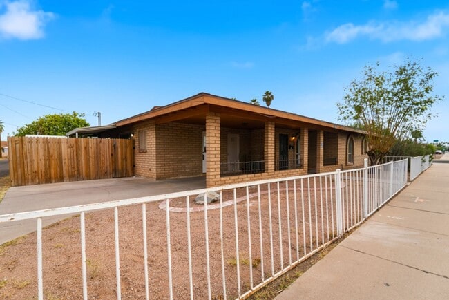 Photo - Maintained Mesa rental offering comfort, convenience, and easy access to everything the East Vall...