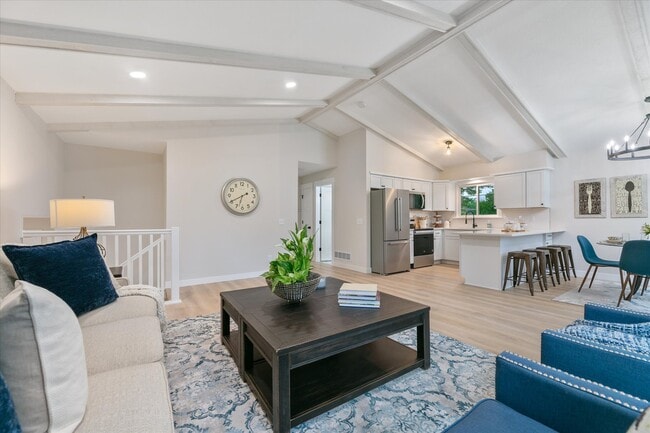 Photo - 4835 Drake St