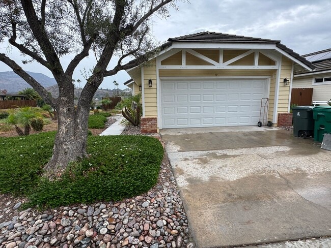 Building Photo - 2 Bedroom Single Level Home