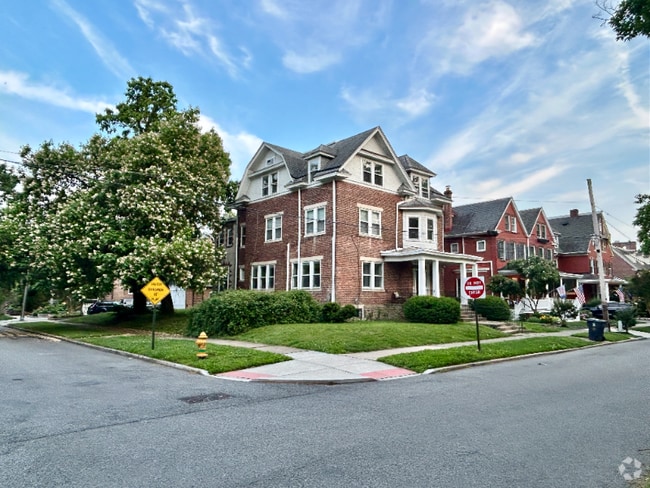Building Photo - 2010 Woodlawn Ave Rental