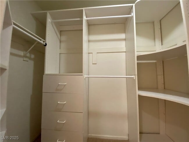 Building Photo - 556 Green Gables Ave