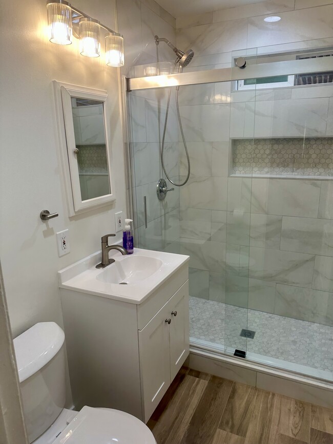 Photo - 1411 W 184th St