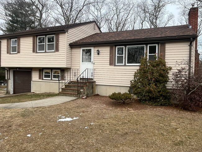 Sunny 3BD / 2BA Multi-level home in Stoughton - Sunny 3BD / 2BA Multi-level home in Stoughton