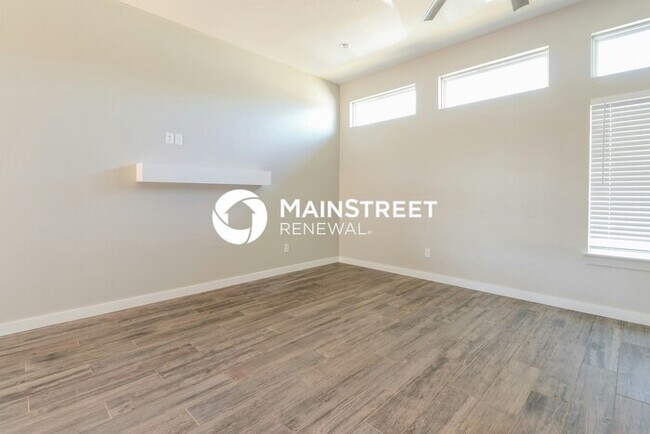 Photo - 3 Bedroom Pet-Friendly Home in Oklahoma City, OK with Main Street Renewal