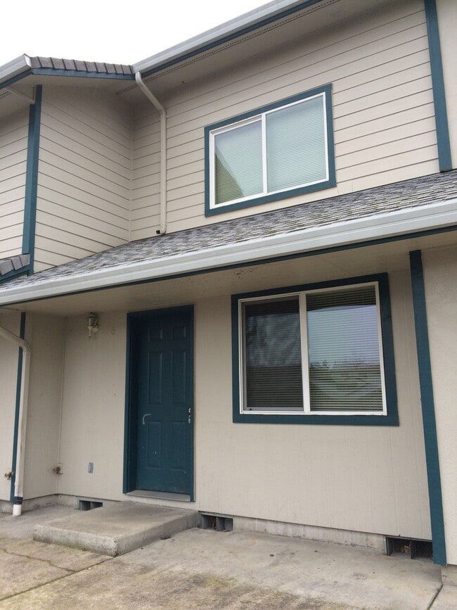 Building Photo - Remodeled 2 Bed 1.5 bath Springfield apartment Unit 270 s 41st place #6