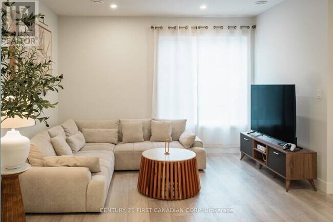 Photo - 925 Deveron Crescent