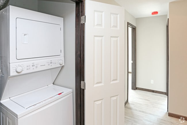 2BR, 2BA - 882 SF