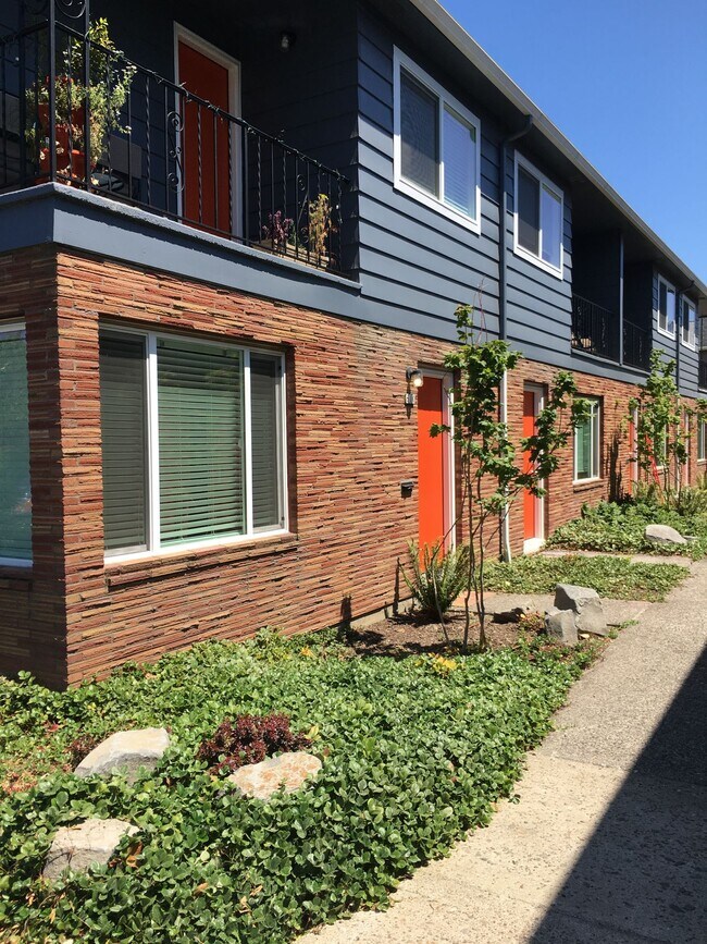 Building Photo - 2 bed/1bath townhouse with w/d in Unit 614