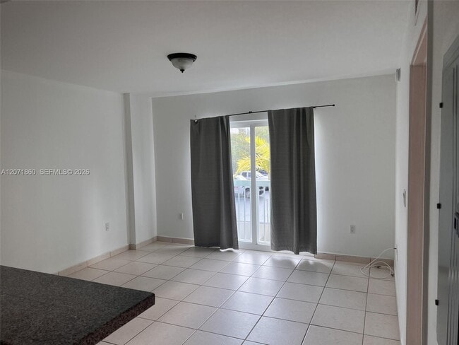 Building Photo - 2740 SW 28th Ter Unit 206