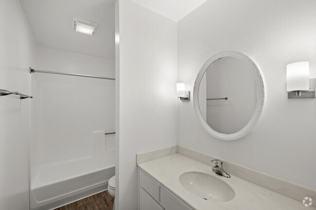 2BR, 2BA - 1,240SF - Bathroom - Ashwood Gardens