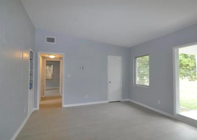 1332 Hillcrest Dr