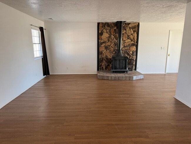 Photo - 840 Bravo Ct SE