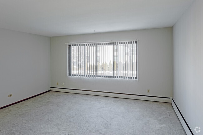 1BR, 1BA - 700 SF