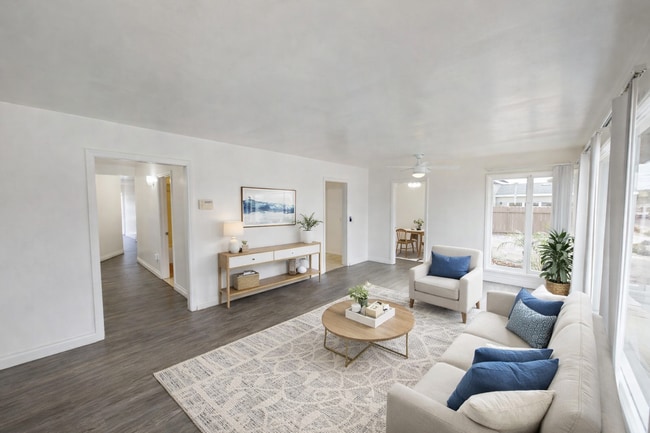 Photo - 8BD/3BA, Large Yard w/ Turf!