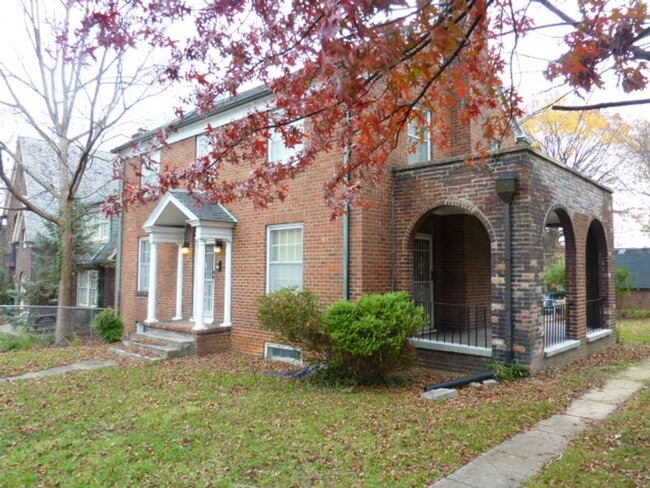 Building Photo - 7BR/4.5BA Home Near UTK | Greek Life & Gro...